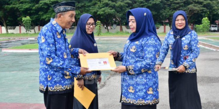 Agustina dan Rahmat Terima SK Pensiun, Wabup Suharsi: Terima Kasih atas Dedikasinya