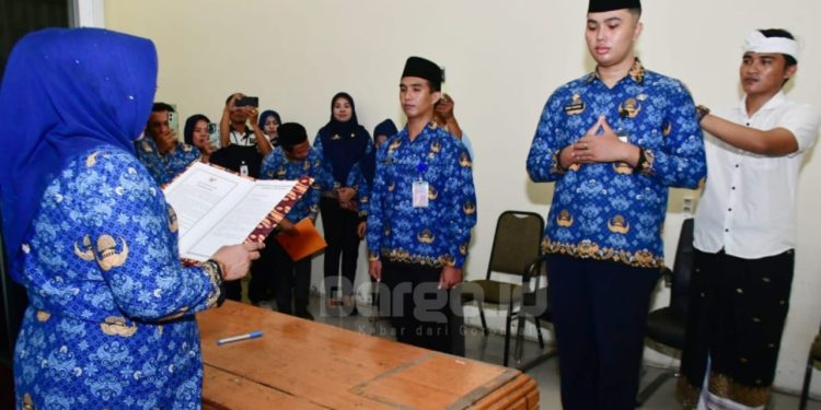 Dua PNS Baru Dinas Perhubungan Pohuwato Diambil Sumpah oleh Wabup Suharsi Igirisa
