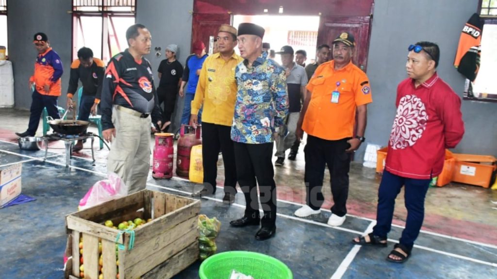Kunjungi Dapur Umum, Bupati Saipul Mbuinga Tegaskan Komitmen Bantu Korban Banjir Popayato