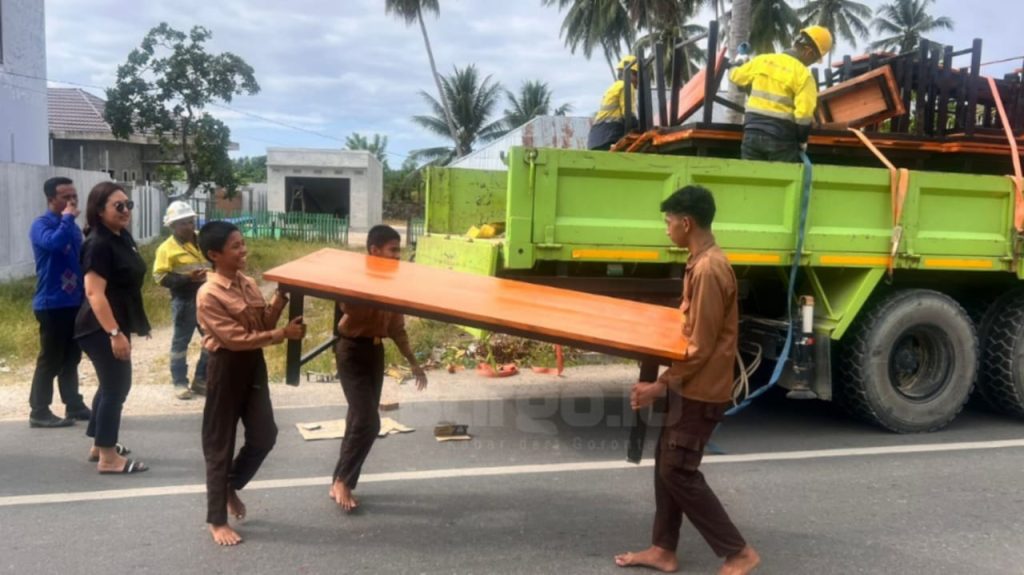 Bantuan Meja Dan Bangku Pani Gold Project Lancarkan Makan Siang Bergizi