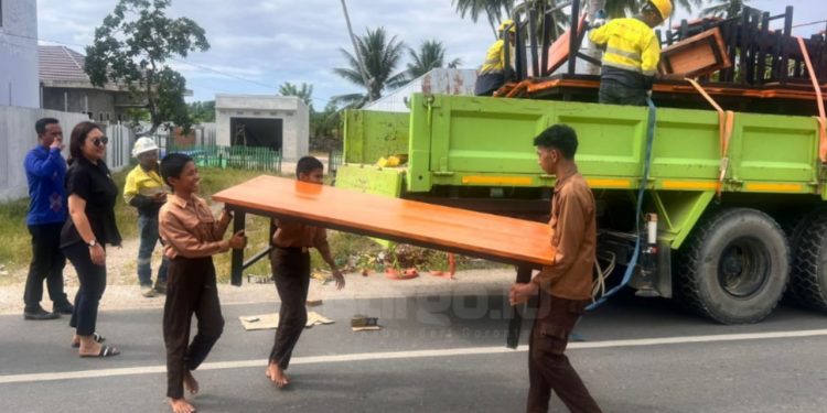 Bantuan Meja Dan Bangku Pani Gold Project Lancarkan Makan Siang Bergizi