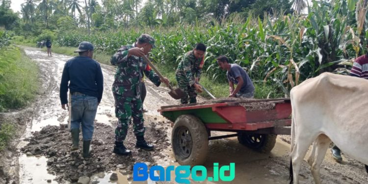 Babinsa Koramil Popayato Jadi Teladan, Turun Langsung Perbaiki Jalan Desa Dambalo