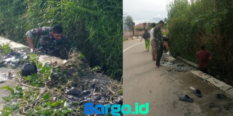 Cegah Banjir di Musim Hujan, Babinsa Koramil Kota Barat Bersama Warga Bersihkan Selokan