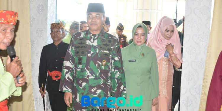 Pangdam XIII/Merdeka Kunjungi Gorontalo, Disambut dengan Adat Mopotilolo