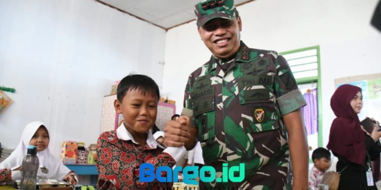 Pangdam XIII/Merdeka Tinjau Program Makan Bergizi di SDN 74 Kota Gorontalo