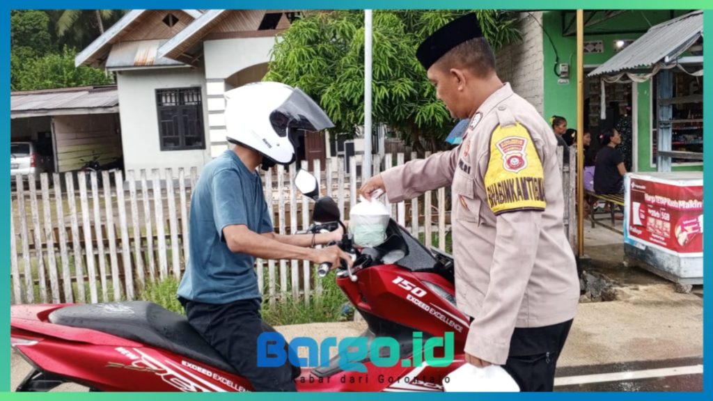Bhabinkamtibmas Polsek Patilanggio dan Aparat Desa Manawa Berbagi Takjil untuk Warga di Bulan Ramadhan