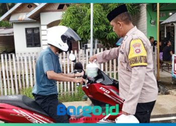 Bhabinkamtibmas Polsek Patilanggio dan Aparat Desa Manawa Berbagi Takjil untuk Warga di Bulan Ramadhan