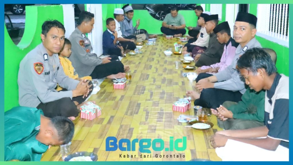Berbagi Kebahagiaan di Bulan Ramadan, Kapolres Pohuwato Buka Puasa Bersama Masyarakat dan Santri