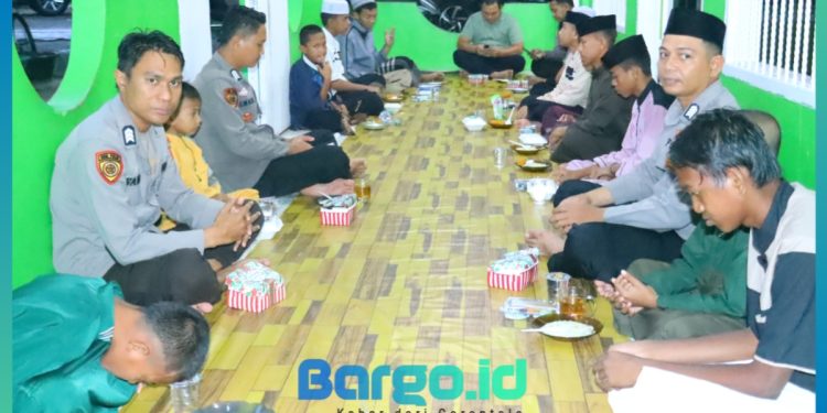 Berbagi Kebahagiaan di Bulan Ramadan, Kapolres Pohuwato Buka Puasa Bersama Masyarakat dan Santri