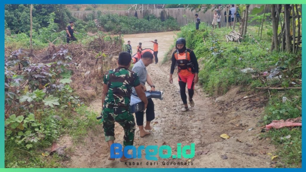 Babinsa Koramil 1313-02/Marisa Turun Langsung Cari Korban Tenggelam di Sungai Pasar Marisa