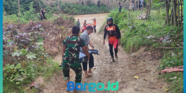 Babinsa Koramil 1313-02/Marisa Turun Langsung Cari Korban Tenggelam di Sungai Pasar Marisa