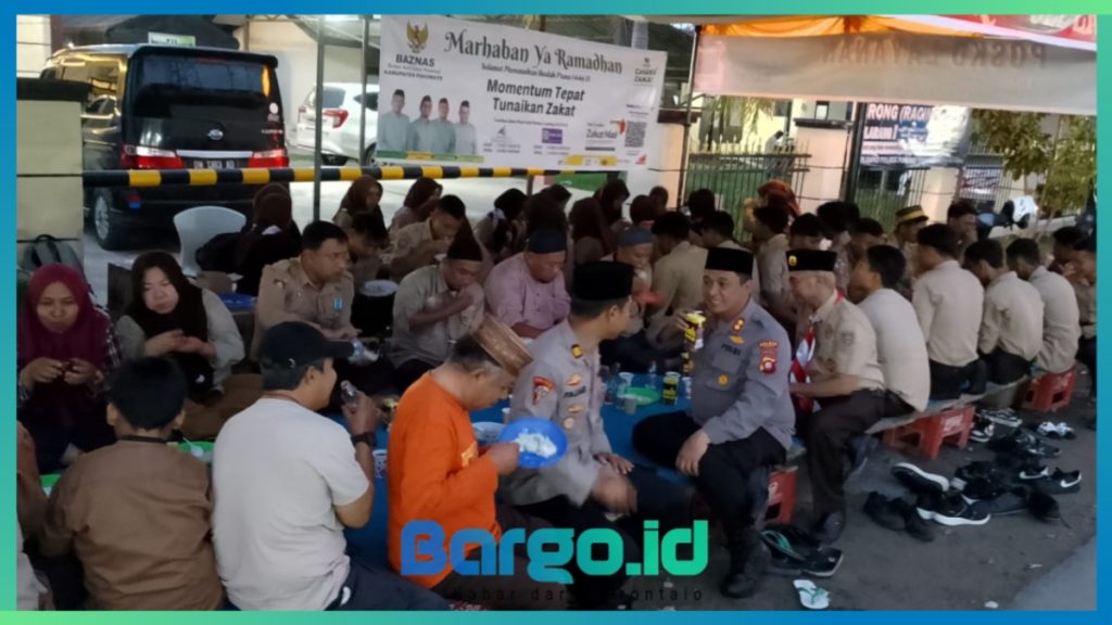 Kapolres Pohuwato Gelar Buka Puasa Bersama Anak Pramuka di Depan Polsek Marisa
