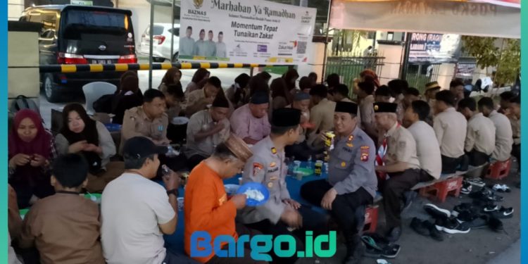 Kapolres Pohuwato Gelar Buka Puasa Bersama Anak Pramuka di Depan Polsek Marisa