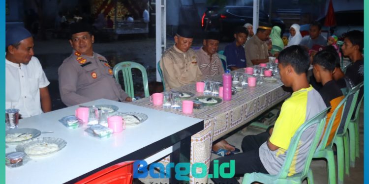 Pererat Silaturahmi, Kapolres Pohuwato Buka Puasa Bareng Anak Yatim dan Santri di Masjid Kapal Munzalan