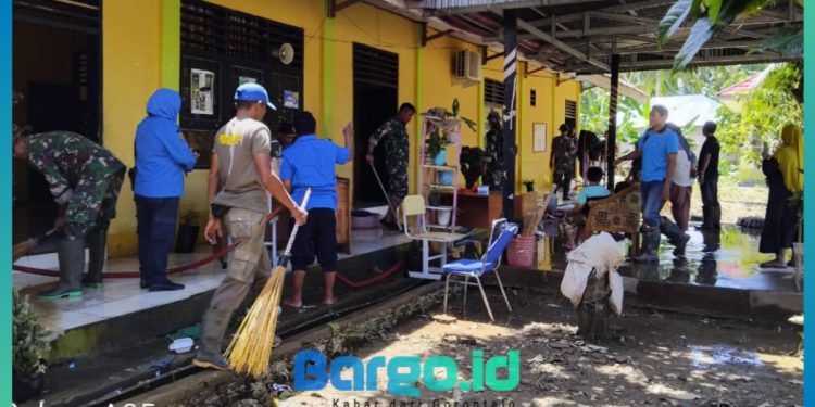 Kodim 1313/Pohuwato Turun Tangan, Bantu Pembersihan Pascabanjir di Dulomo