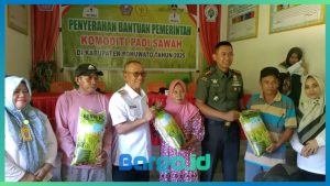 Tingkatkan Ketahanan Pangan, Dandim 1313/Pohuwato Serahkan Bantuan Benih Padi ke Petani Duhiadaa