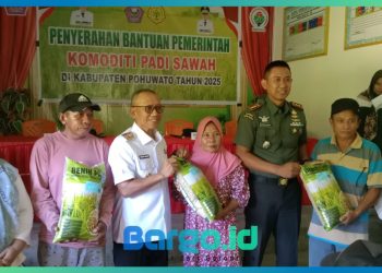 Tingkatkan Ketahanan Pangan, Dandim 1313/Pohuwato Serahkan Bantuan Benih Padi ke Petani Duhiadaa