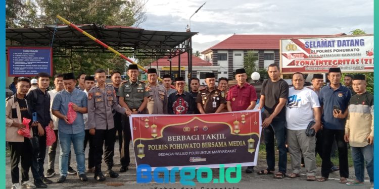 Pererat Sinergi di Bulan Ramadhan, Polres Pohuwato dan Insan Pers Berbagi Takjil