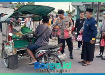 Kapolres Pohuwato Tebar Kebaikan di Bulan Ramadan dengan Bagikan Takjil untuk Warga Sipayo