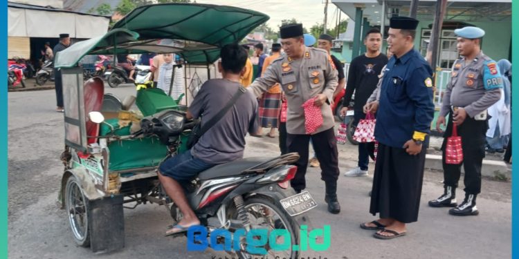 Kapolres Pohuwato Tebar Kebaikan di Bulan Ramadan dengan Bagikan Takjil untuk Warga Sipayo
