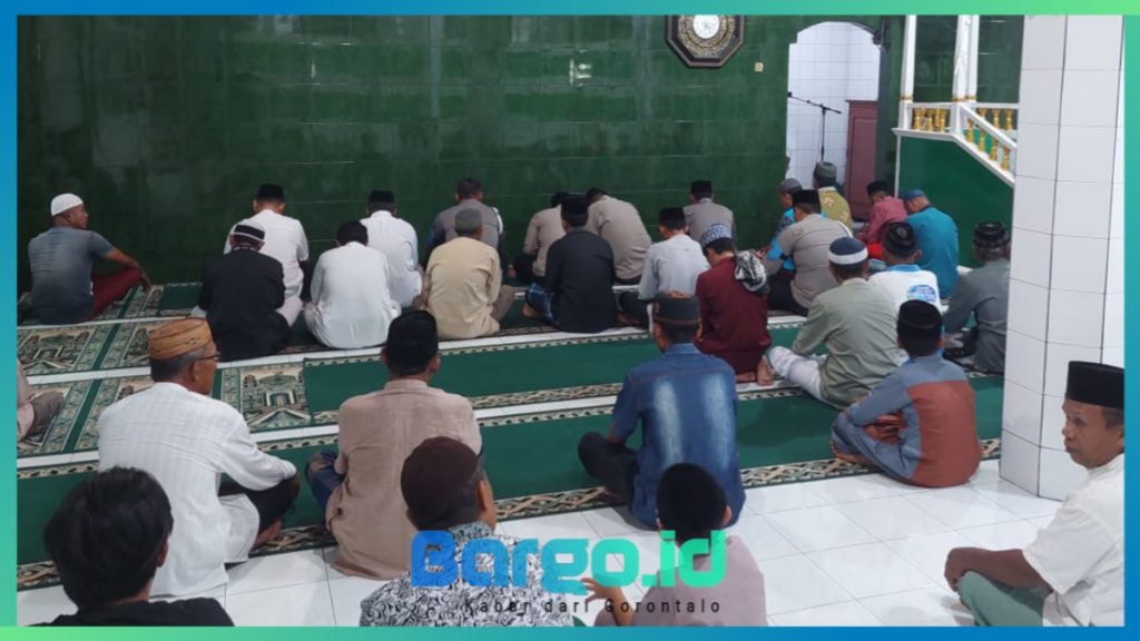 Usai Buka Puasa Bersama, Kapolres Pohuwato Sholat Maghrib Berjamaah dengan Warga Sipayo