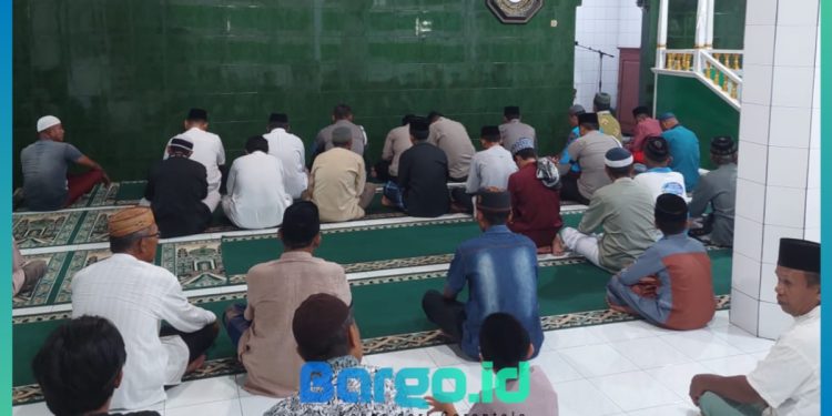 Usai Buka Puasa Bersama, Kapolres Pohuwato Sholat Maghrib Berjamaah dengan Warga Sipayo