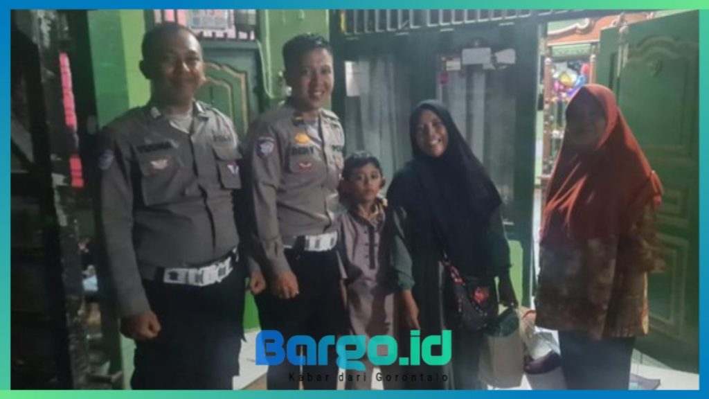 Polisi Ciputat Timur Bantu Ibu Kehabisan Tiket Mudik, Antar hingga Berbuka Puasa