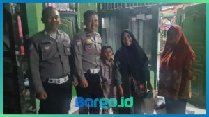 Polisi Ciputat Timur Bantu Ibu Kehabisan Tiket Mudik, Antar hingga Berbuka Puasa