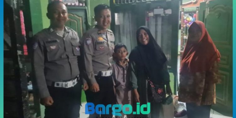 Polisi Ciputat Timur Bantu Ibu Kehabisan Tiket Mudik, Antar hingga Berbuka Puasa