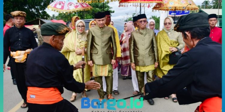 Bupati Saipul dan Wabup Iwan Terima Restu Adat Mopotilolo Sebelum Berinteraksi dengan Warga Popayato Timur