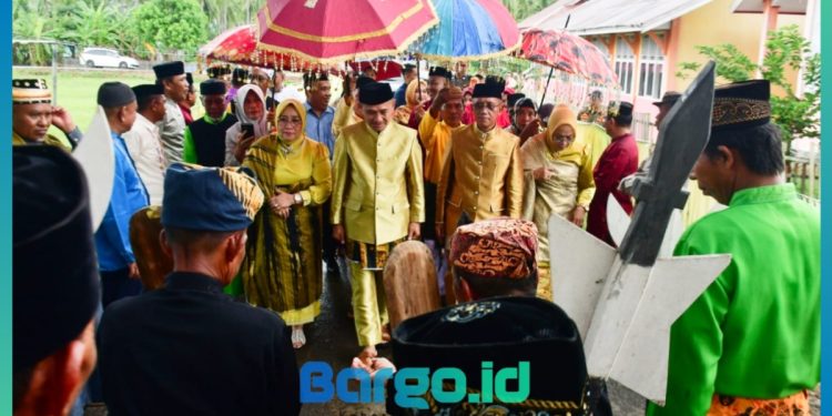 Bupati dan Wakil Bupati Pohuwato Jalani Prosesi Adat Mopotilolo di Kecamatan Wanggarasi
