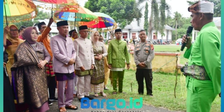Safari Ramadhan Pemda Pohuwato Berlanjut, Bupati Saipul Disambut Adat Mopotilolo di Duhiadaa