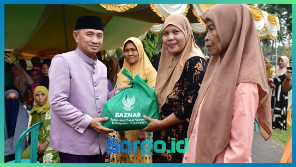 Bupati Saipul Salurkan Paket Bantuan di Safari Ramadhan Duhiadaa dan Buntulia