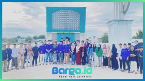 Karang Taruna dan Penambang Lokal Pohuwato Berbagi Takjil di Pantai Pohon Cinta