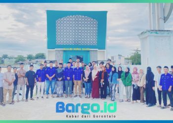 Karang Taruna dan Penambang Lokal Pohuwato Berbagi Takjil di Pantai Pohon Cinta