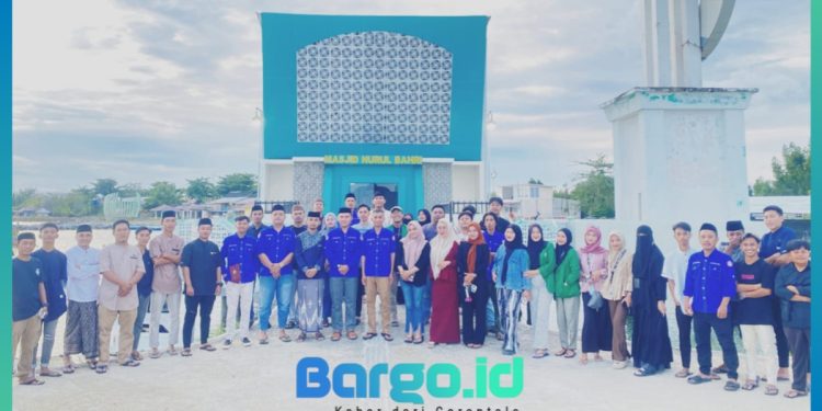 Karang Taruna dan Penambang Lokal Pohuwato Berbagi Takjil di Pantai Pohon Cinta