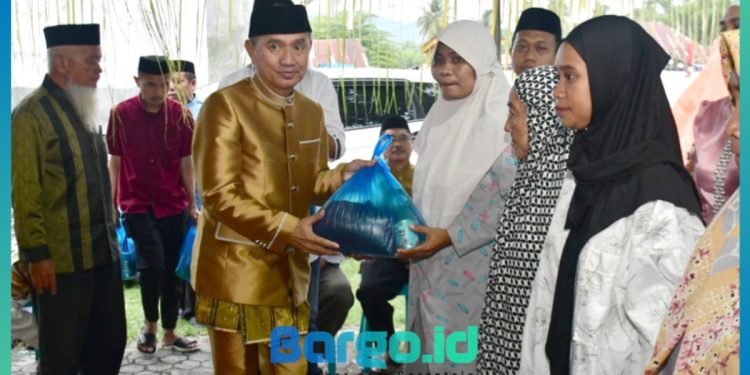 Bupati Saipul Bagikan Paket Ramadhan untuk Kaum Duafa, CS, dan Sopir Kantor