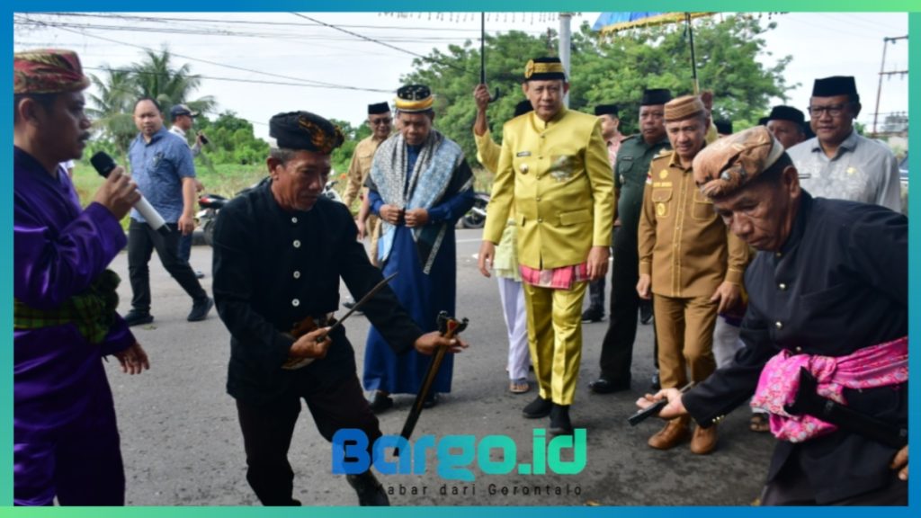 Gubernur Gorontalo Gusnar Ismail Disambut Adat Mopotilolo di Pohuwato