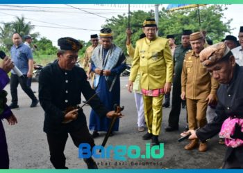 Gubernur Gorontalo Gusnar Ismail Disambut Adat Mopotilolo di Pohuwato