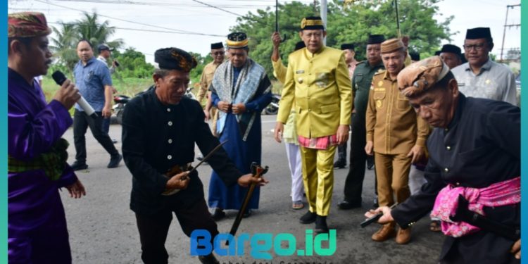 Gubernur Gorontalo Gusnar Ismail Disambut Adat Mopotilolo di Pohuwato