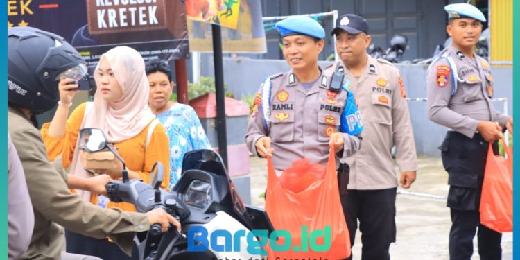 Indahnya Ramadhan, Polda Gorontalo Berbagi Takjil untuk Masyarakat