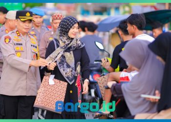 Polres Pohuwato Bagikan Takjil di Paguat, Warga Sambut dengan Antusias