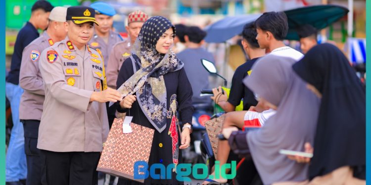 Polres Pohuwato Bagikan Takjil di Paguat, Warga Sambut dengan Antusias