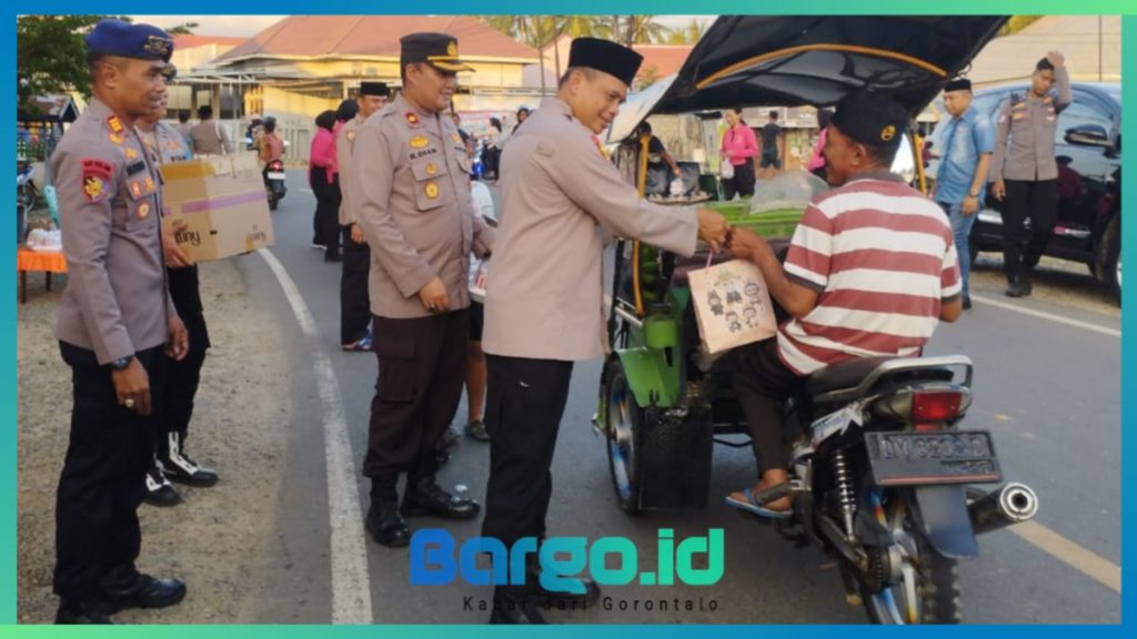 Pererat Hubungan Kepolisian dan Masyarakat, Polres Pohuwato Bagikan Takjil Gratis di Depan Masjid Al-Mukhlisin
