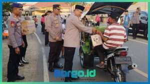 Pererat Hubungan Kepolisian dan Masyarakat, Polres Pohuwato Bagikan Takjil Gratis di Depan Masjid Al-Mukhlisin