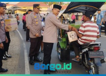 Pererat Hubungan Kepolisian dan Masyarakat, Polres Pohuwato Bagikan Takjil Gratis di Depan Masjid Al-Mukhlisin