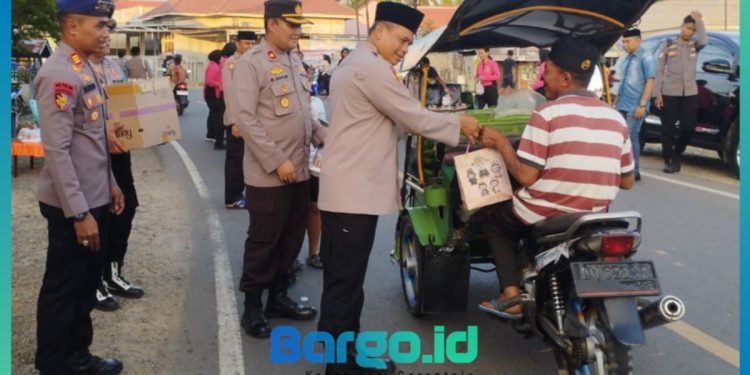 Pererat Hubungan Kepolisian dan Masyarakat, Polres Pohuwato Bagikan Takjil Gratis di Depan Masjid Al-Mukhlisin