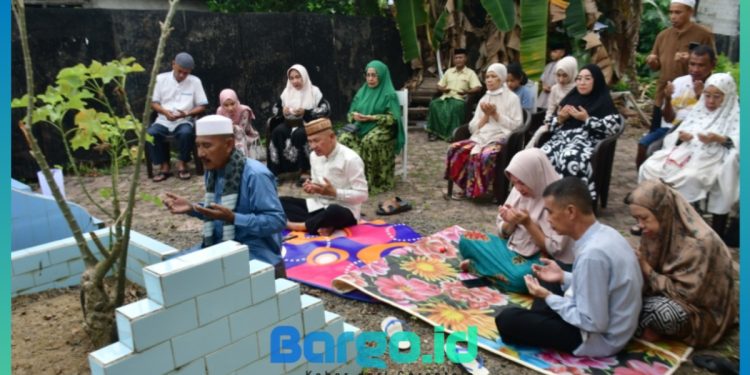 Bupati Saipul Laksanakan Ziarah ke Makam Orang Tua di Hari Raya Idul Fitri