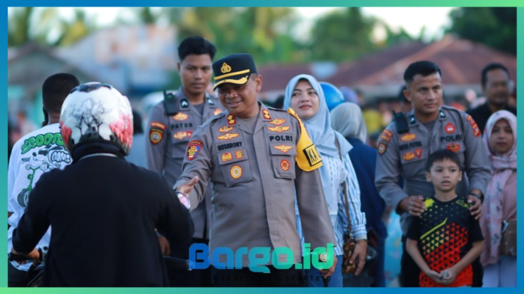Kapolres AKBP Busroni Cek Keamanan dan Sapa Warga di Tengah Perayaan Ketupat