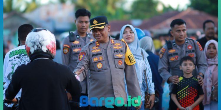 Kapolres AKBP Busroni Cek Keamanan dan Sapa Warga di Tengah Perayaan Ketupat
